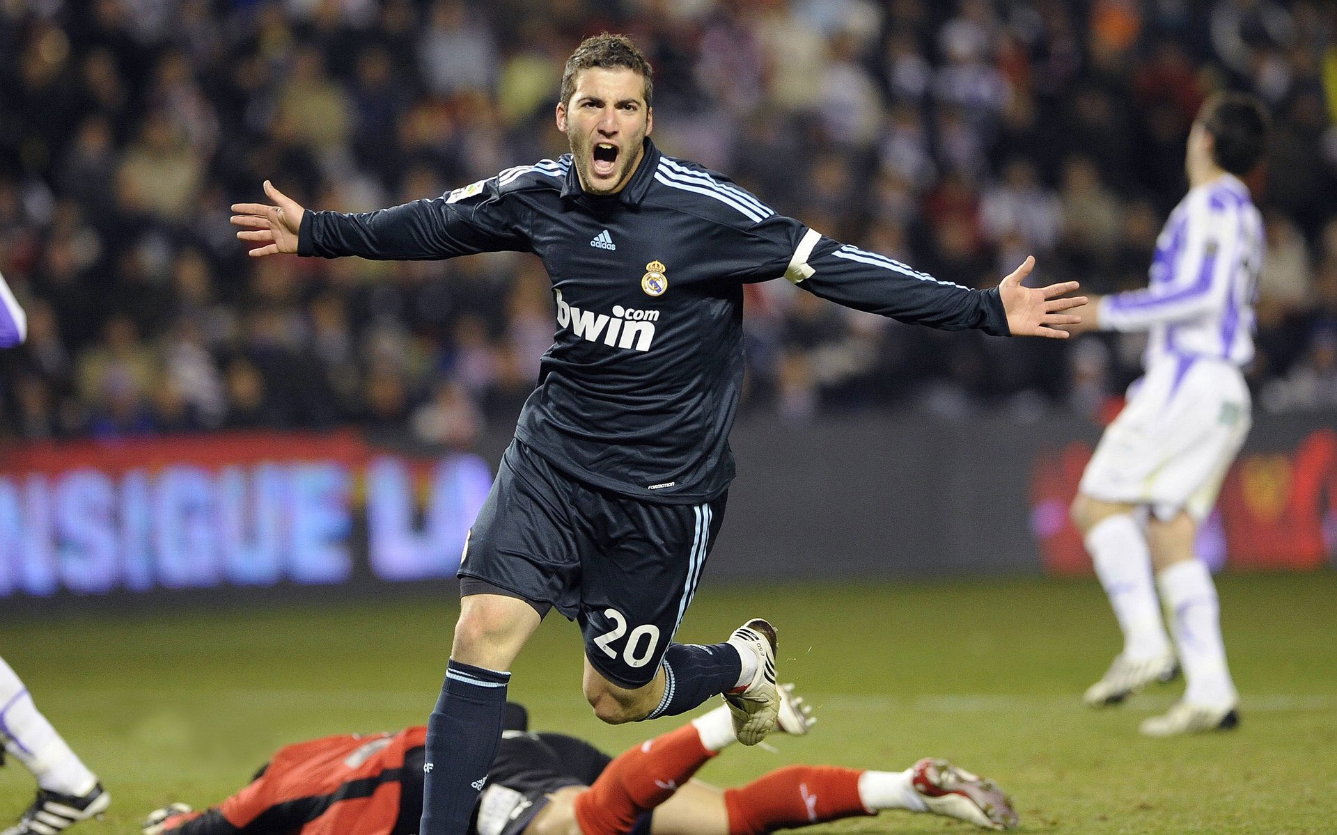 “武汉马拉松赛:从起点到终点,挑战极限!”